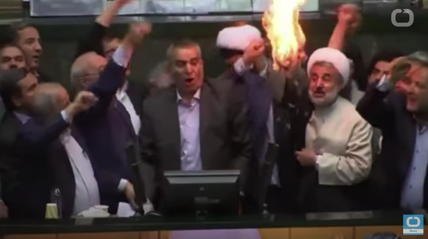 Irán protesta en la calle y el Parlamento: Queman banderas de EE.UU. para rechazar salida del acuerdo nuclear