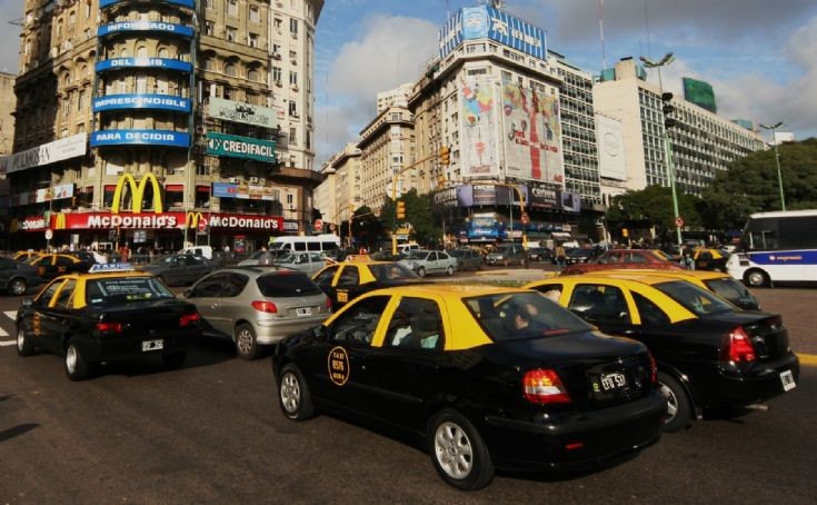 Amenazaron con prenderle fuego al auto: En Rosario no quieren a las taxistas mujeres en las calles