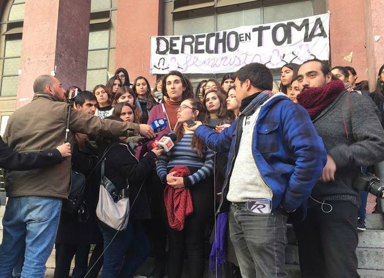 Voceras de toma feminista de Derecho califican como «irresponsabilidad» e «incapacidad» la renuncia del decano Harasic
