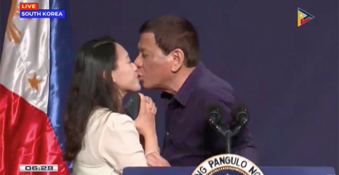 Presidente de Filipinas fuerza a trabajadora a darle un beso en los labios en medio de un acto oficial