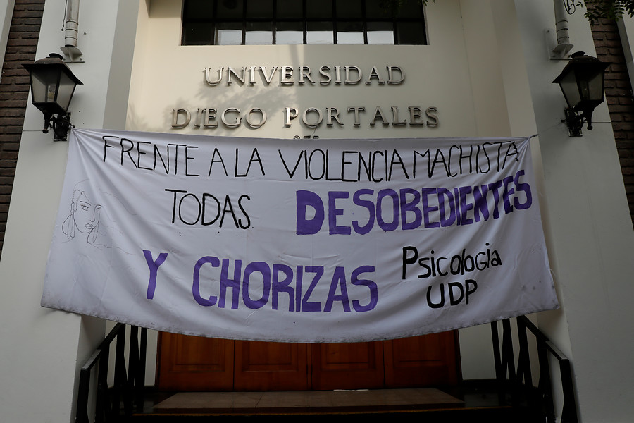 Estudiantes UDP acusan represión y cuestionan a Peña: «Nos parece una falta de respeto que siga manifestándose a favor del feminismo»