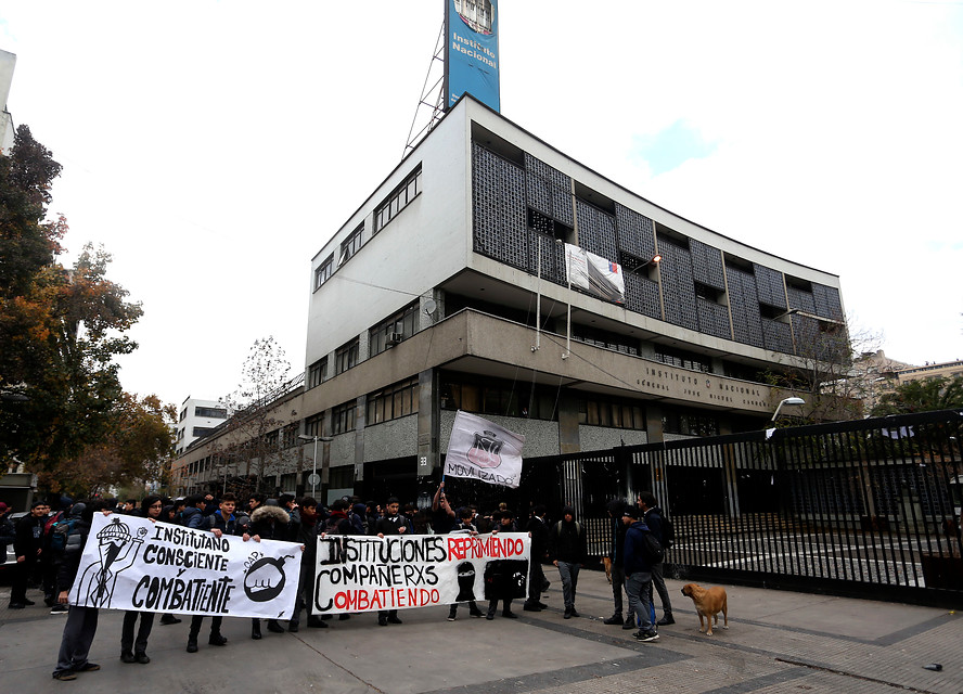 Municipalidad de Santiago sanciona a 59 alumnos del Instituto Nacional que participaron en movilizaciones