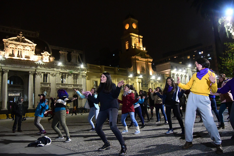 «Salió a la calle, nada le importó»: Estudiantes movilizadas bailaron reggaetón feminista frente a la Catedral de Santiago