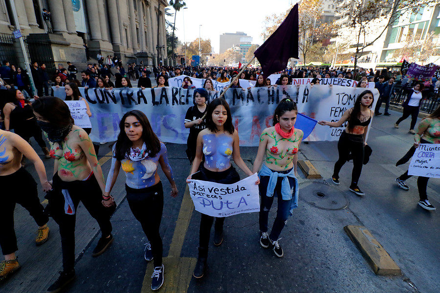 Desde Cathy Barriga a Mónica Rincón: Mujeres reivindican protesta de feministas con torso desnudo