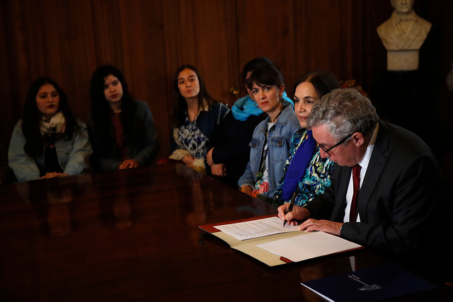 Estudiantes feministas de U. de Chile firman acuerdo con rectoría, pero continúa Toma de Derecho mientras no renuncie Carmona