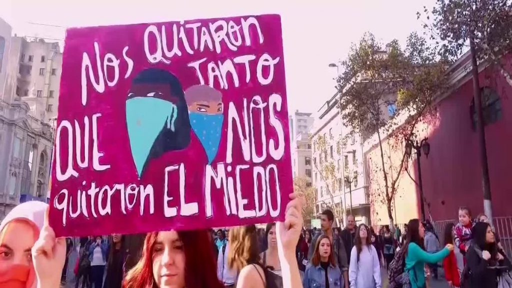 REDES| «Gracias por no censurarnos las tetas»: Reportaje de CHV saca aplausos por abordar el movimiento feminista