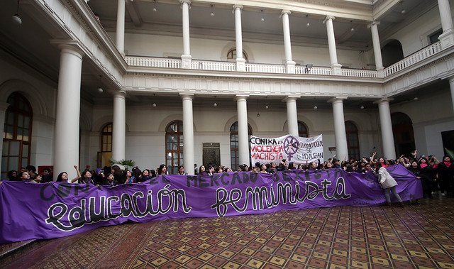 Estas son las demandas del petitorio feminista unificado que las alumnas de la U. de Chile entregaron al rector Vivaldi