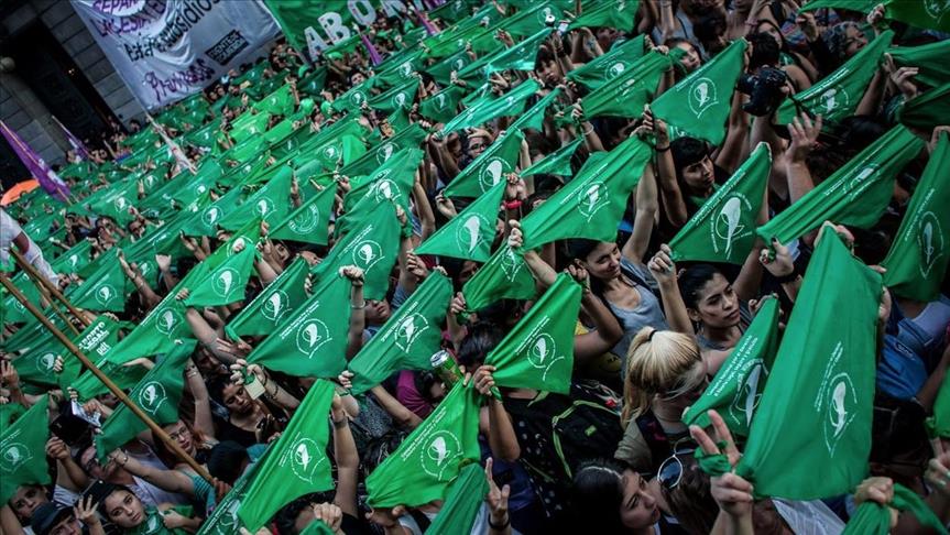 VIDEOS y FOTOS| Pañuelos verdes en alto: Las celebraciones se toman las calles de Argentina tras avance histórico del aborto legal