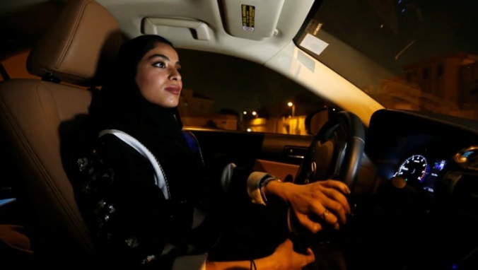 Era lo mínimo: En Arabia Saudita mujeres ya no son penadas por manejar un auto