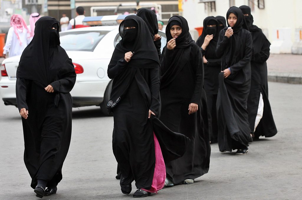 Sacar un pasaporte, comenzar un negocio o matricularse en la universidad: 8 cosas que las mujeres no pueden hacer en Arabia Saudita