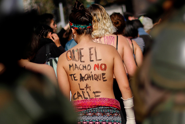 Las olas del feminismo en Chile: Desde el sufragismo a las tomas feministas
