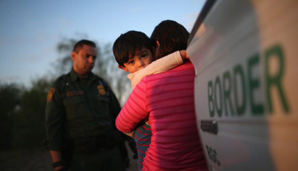 «Quiero que sepas que no te he abandonado»: La dolorosa carta de una mujer que fue separada de su hijo de 6 años en la frontera de EEUU