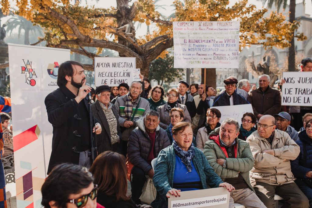 Personas mayores piden rebajar el pasaje en el transporte público de Valparaíso