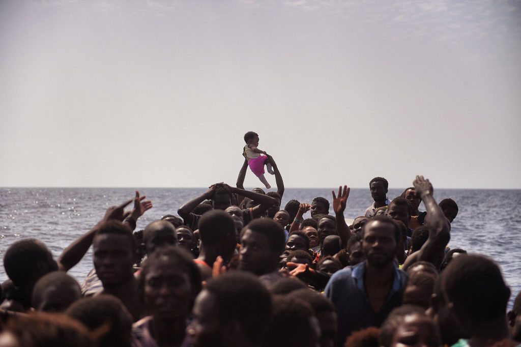 Inmigrantes rescatados que escaparon del «infierno» de Libia: «Antes de matar a uno, lo violaban delante de nosotros»