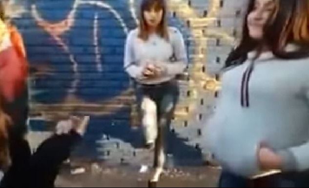 VIDEO| Mujer embarazada agredió a una adolescente de 12 años por estar a favor del aborto