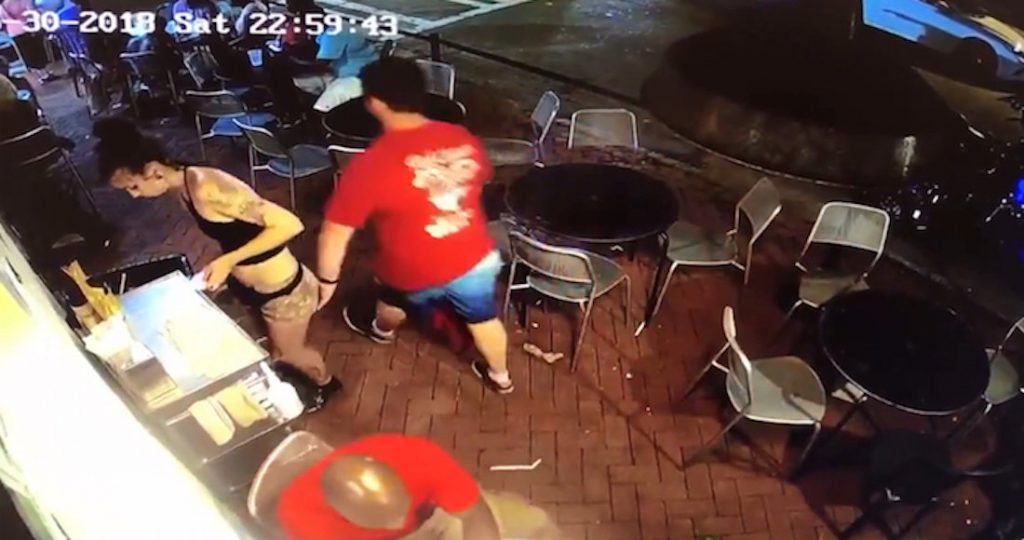 VIDEO| Con un solo movimiento: Mesera arrojó al suelo a cliente que la manoseó en un bar