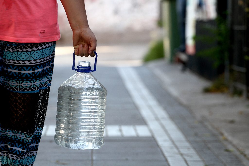 Casi 500 mil hogares en Chile no tienen agua potable o red de alcantarillado