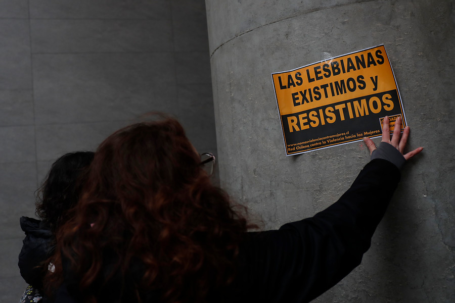 Ser lesbiana en Chile: Más del 70% fue acosada por su orientación sexual y un 68% no realizó PAP por miedo a la discriminación