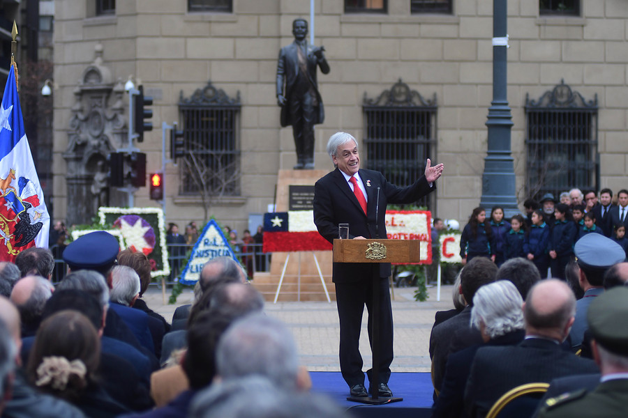 REDES| «Gobernar es Comic Sans»: Piñera inaugura estatua de Pedro Aguirre Cerda con tipografía informal