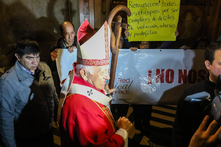 «No más obispos encubridores»: Laicos pidieron renuncia de cardenal Ezzati en medio de misa en la Catedral