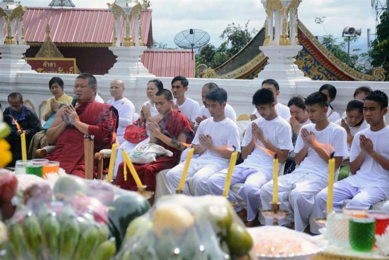 Niños rescatados de cueva en Tailandia realizan ceremonia para convertirse en monjes budistas