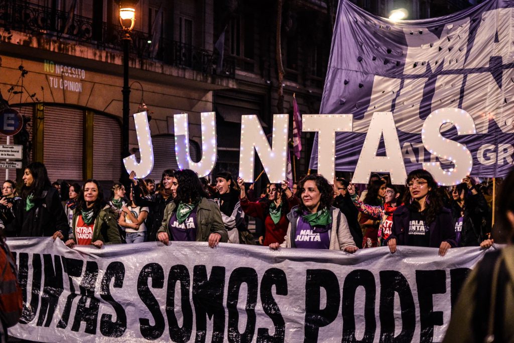 Ley Brisa beneficiará a hijos e hijas de mujeres víctimas de femicidios en Argentina