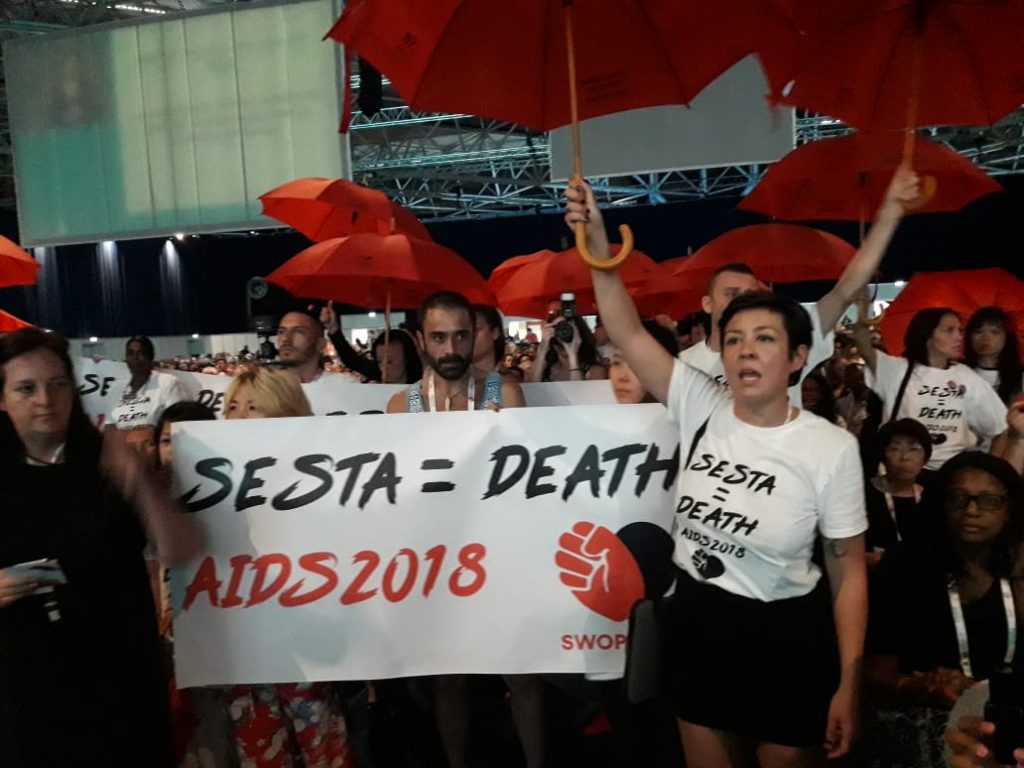 VIDEO| Manifestantes protestan e interrumpen discurso de Bill Clinton en Conferencia Internacional del SIDA