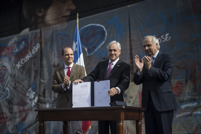 Piñera firma ley que condena los grafitis y otras conductas porque «terminan creando una fábrica de delincuentes»
