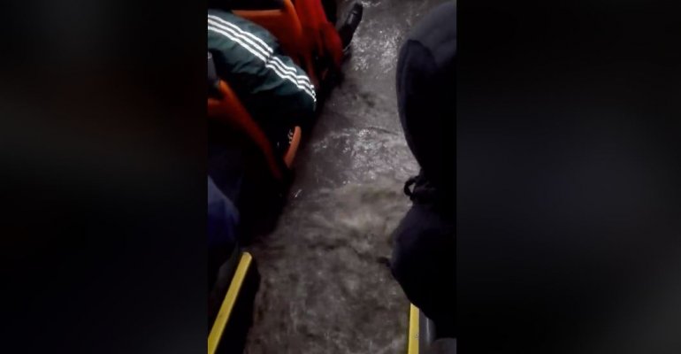 VIDEO| Pasajero grabó el momento exacto en que un bus de Transantiago se inundó por las lluvias