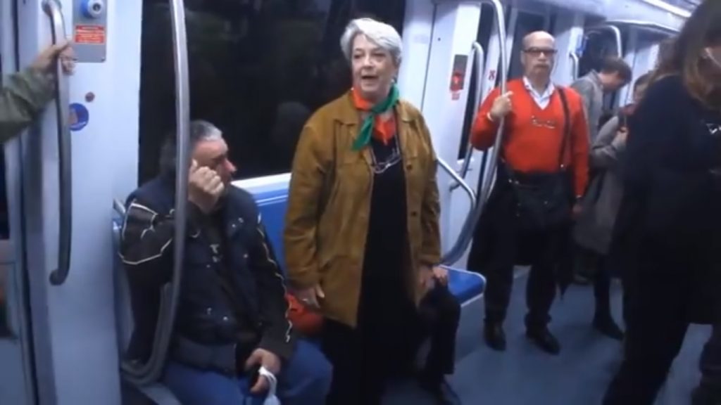VIDEO| Un rayo de esperanza en medio del fascismo: «Bella ciao», el cántico que se tomó el metro de Italia