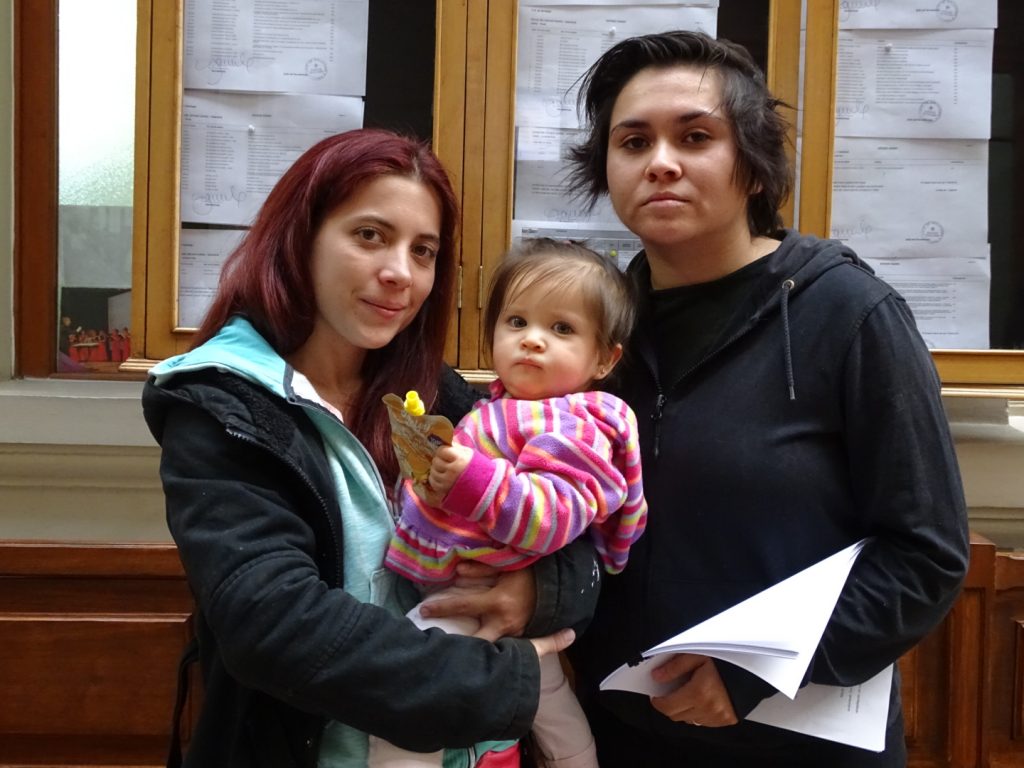 Pese a considerarlas una familia: Corte Suprema se negó a reconocer que niña es criada por dos madres