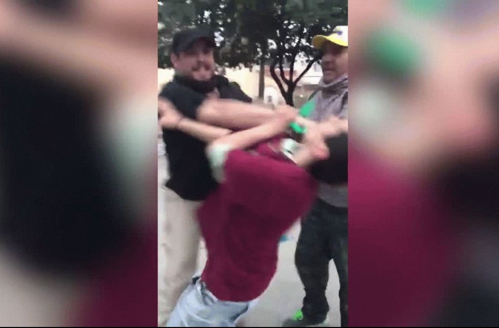 VIDEO| En la previa de la votación del Senado: Grupos antiaborto golpearon a mujeres que realizaban «pañuelazo verde» en Argentina