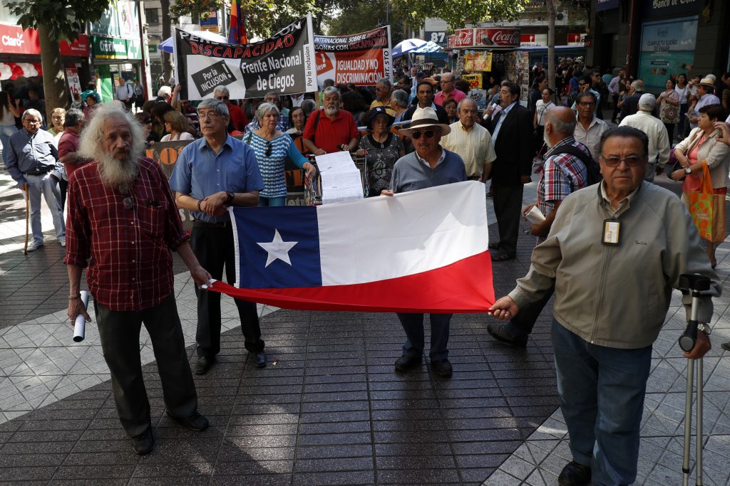 Adultos mayores preparan manifestación con rock and roll y tango alrededor de La Moneda para «remecer» conciencias