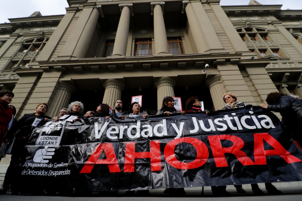 FOTOS| Agrupaciones de Detenidos Desaparecidos protestan afuera de la Corte Suprema por libertad de genocidas