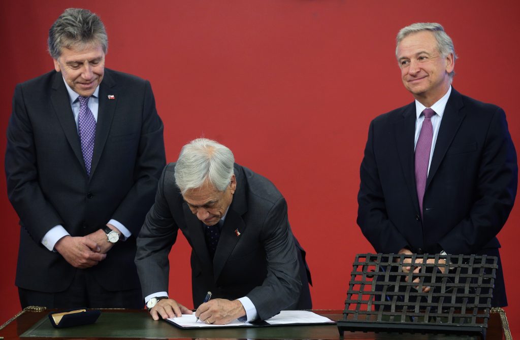 Fin a la Ley Reservada del Cobre: Piñera firma indicación que modifica el financiamiento a las FF.AA