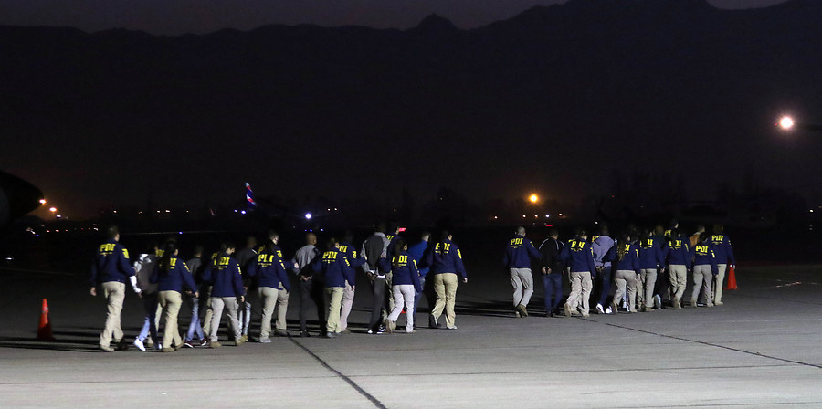 Gobierno expulsó a 51 colombianos y son trasladados en avión de la Fuerza Aérea de Chile
