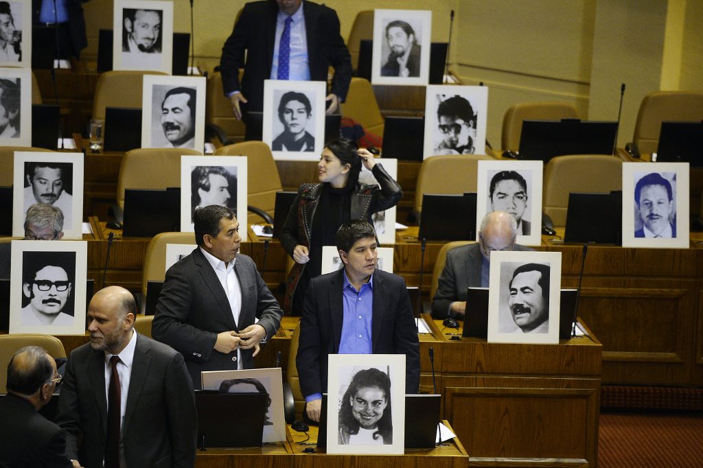 #LaAcusaciónVa: Diputados de oposición protestan contra jueces con fotos de detenidos desaparecidos