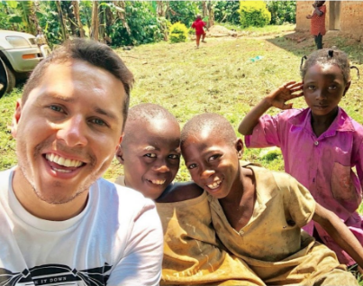 REDES| «La miseria no es una experiencia mágica»: Critican a Karol Lucero por reírse de la pobreza de los niños de Uganda