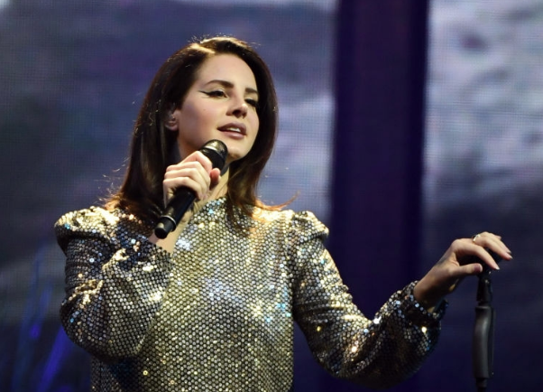 Lana del Rey defiende su decisión de tocar en Israel pese a llamados de BDS: «No es una declaración política»