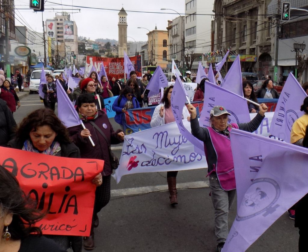 Mujeres temporeras marchan hasta el Congreso en Valparaíso para exigir sus derechos