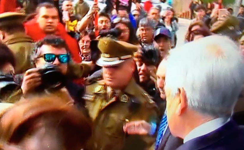Sebastián Piñera no es bienvenido en Quintero: Vecinos lo esperaron con protestas e insultos en su visita a la zona