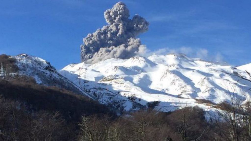 Sernageomin: Columna de 1500 metros de altura de material particulado por pulso eruptivo en el Nevados de Chillán