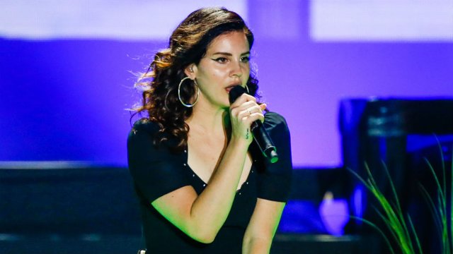 Lana Del Rey pospone su show en Israel hasta que pueda presentarse también en Palestina