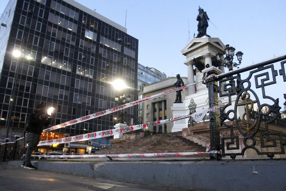 Cabo de la Armada chocó el Monumento a Prat en Valparaíso en estado de ebriedad y sin licencia de conducir