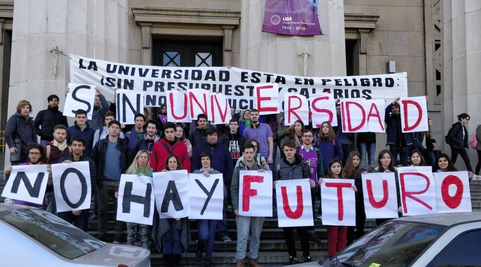 Huelga de docentes paraliza 57 universidades públicas de Argentina para reclamar un aumento salarial