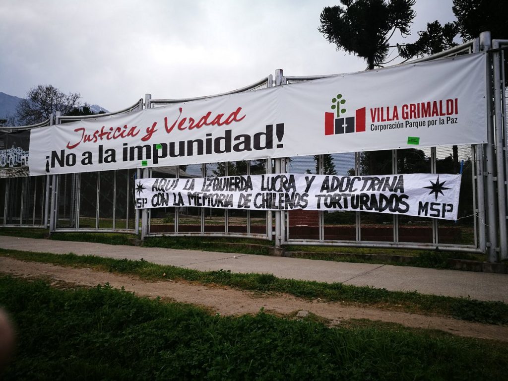 En el día del Detenido Desaparecido: Movimiento Social Patriota interviene con lienzos negacionistas el ex centro de tortura Villa Grimaldi