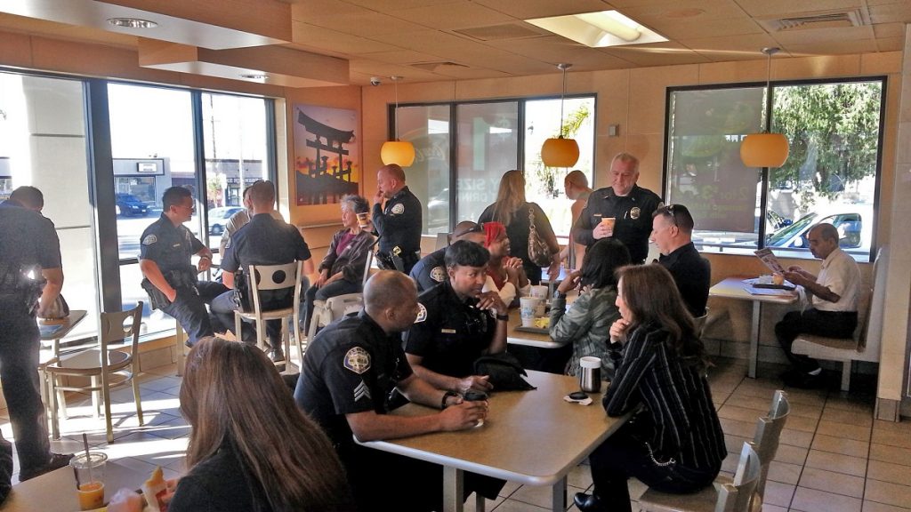 «Coffee with a cop»: La exitosa propuesta de un departamento de policía de Estados Unidos que inspiró a Carabineros de Chile