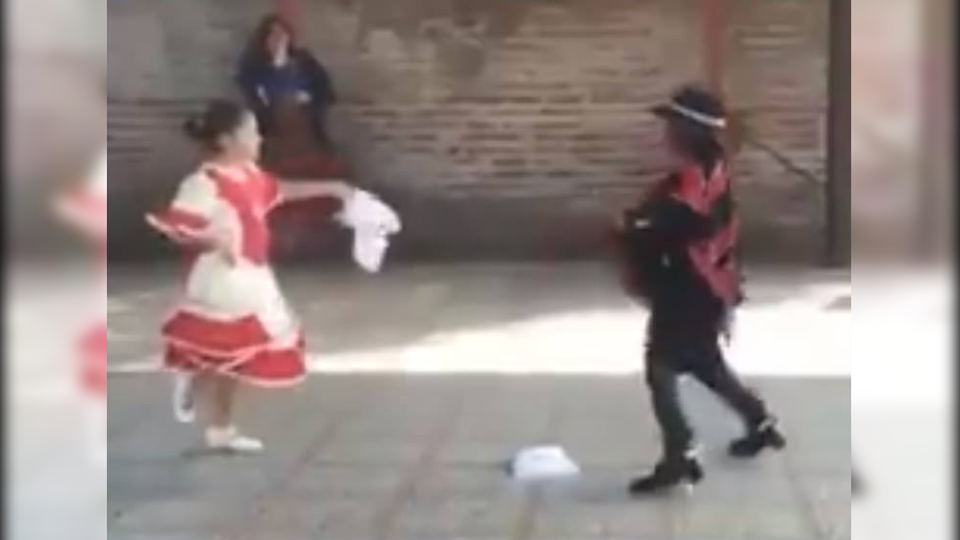 VIDEO| La belleza de la multiculturalidad: Niño haitiano la rompe bailando cueca y gana concurso en Estación Central