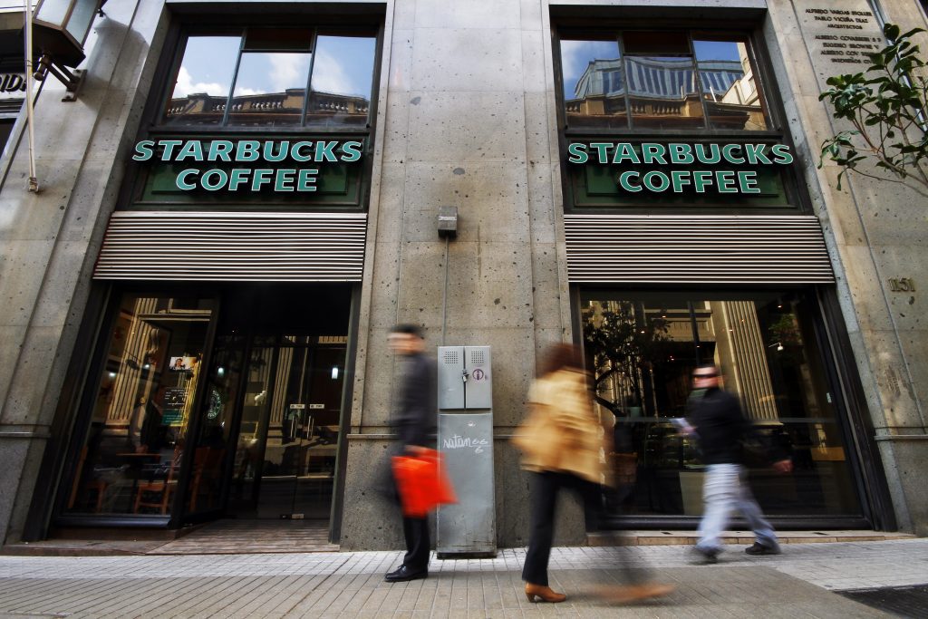 “Podrían partir por dejar de reprimir a los estudiantes»: La recomendación del presidente del sindicato de Starbucks a Carabineros