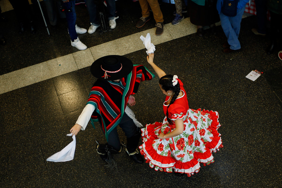 Por bailar cueca en la calle: Carabineros multó a pareja por ejercer «espectáculo público sin permiso municipal»
